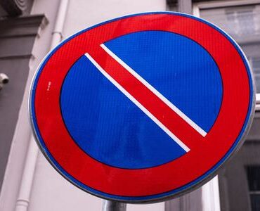 Halteverbotsschild an einer Hauswand – Halteverbotszone Calw