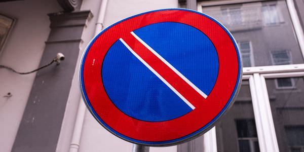 Halteverbotszone Calw: Halteverbotsschild an einer Hauswand