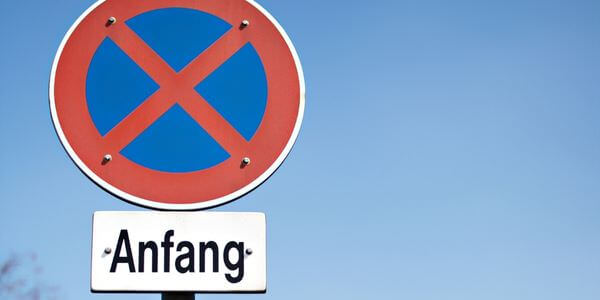 Halteverbotsschild mit Zusatzschild „Anfang“ – Halteverbotszone in Calw