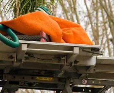 Möbellift transportiert ein Bündel Bettzeug nach oben – Möbellift in Calw