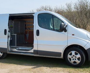 Weißer Transporter mit geöffneter Schiebetür – Transporter mieten in Calw