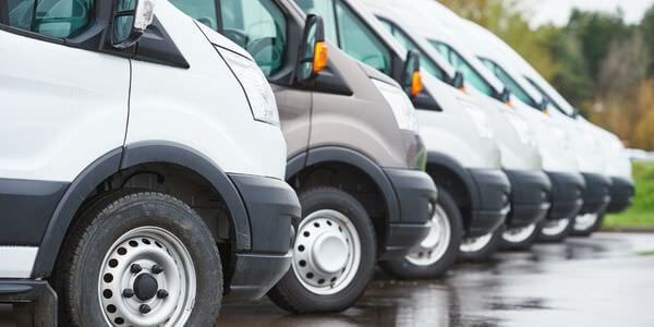 Mehrere weiße Transporter nebeneinander – Transporter mieten in Calw